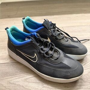 Nike Men's Black and Blue Sneakers
